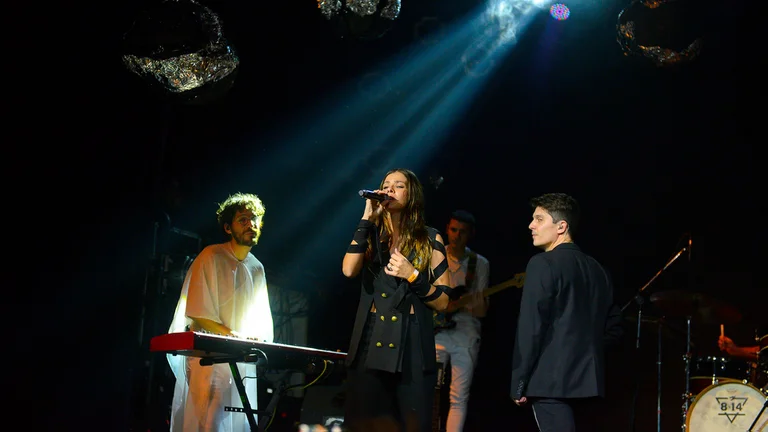 Las fotos de la primera presentación en vivo de la China Suárez como cantante: “Me tiembla todo”