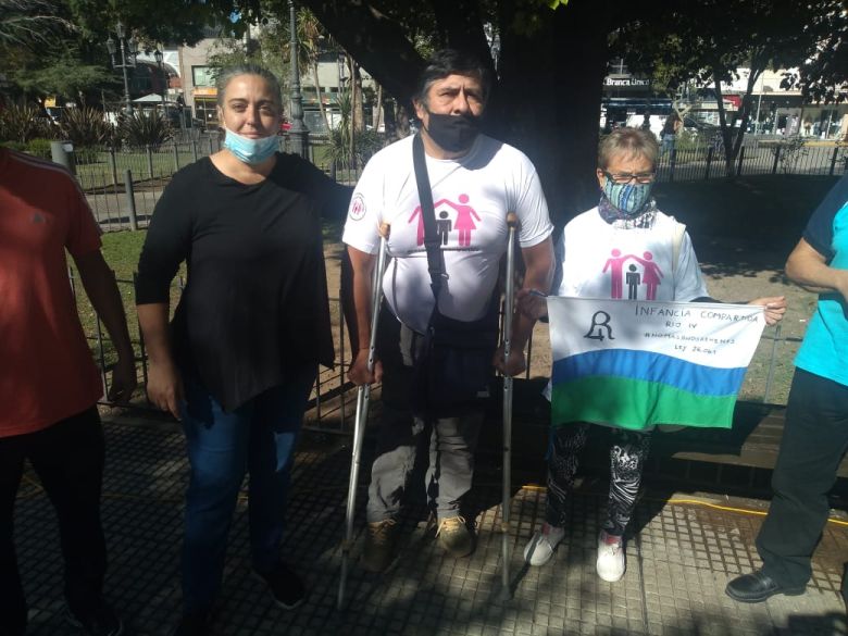 La ONG Infancias Compartidas reclamó en la plaza Central 