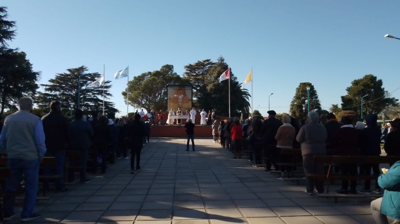 “La única salida es en comunidad y no de modo individual“