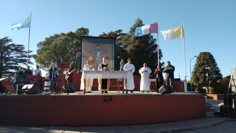 “La única salida es en comunidad y no de modo individual“