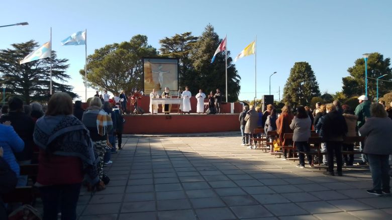 “La única salida es en comunidad y no de modo individual“