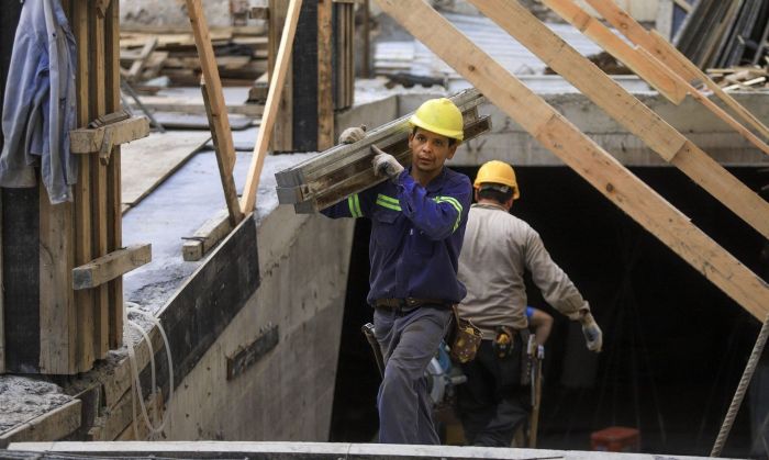 La Cámara de la Construcción dice que tienen dificultades para blanquear trabajadores porque reciben planes sociales