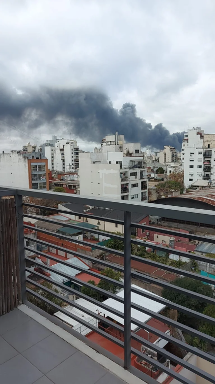 Impactante incendio en Dock Sud: al menos 30 trabajadores rescatados y tres fábricas destruidas