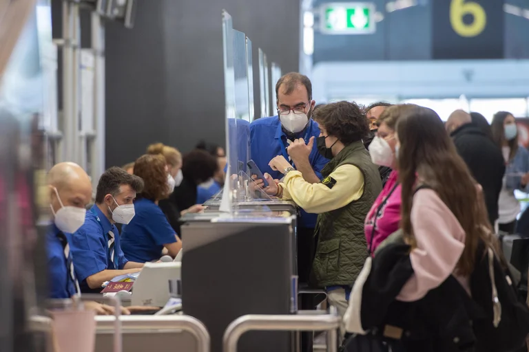 Cómo es y cuánto costará el nuevo trámite obligatorio para entrar a Europa que se les exigirá a los argentinos desde 2023