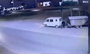 Tres ladrones que iban en una traffic robaron un trailer estacionado que cargaba una pileta