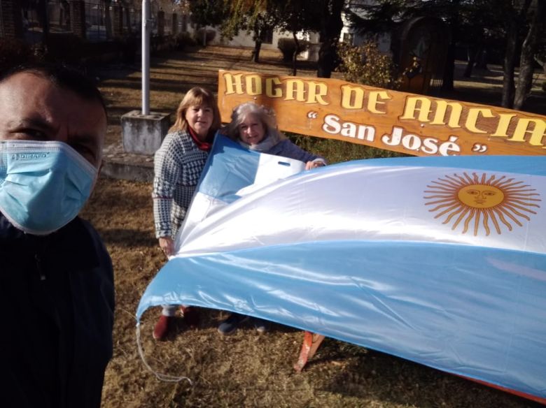 Radio Río Cuarto  entregó una bandera al Asilo San José