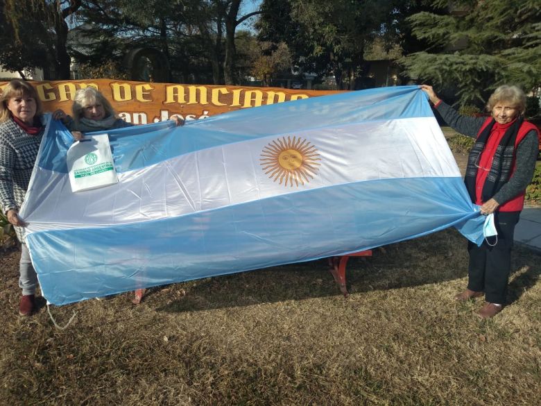 Radio Río Cuarto  entregó una bandera al Asilo San José