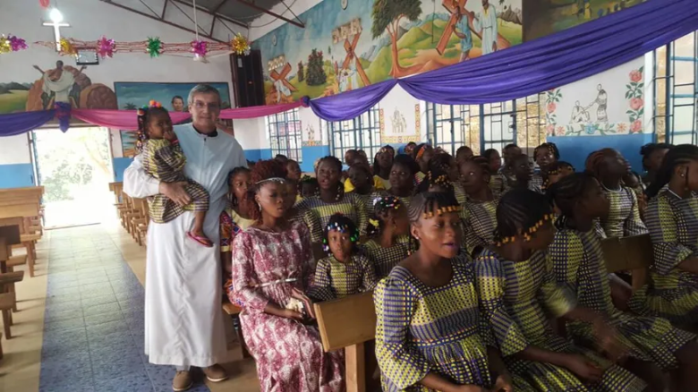 “Las rescatamos del horror”. El sacerdote argentino que lucha para sacar a las chicas de la prostitución en Sierra Leona