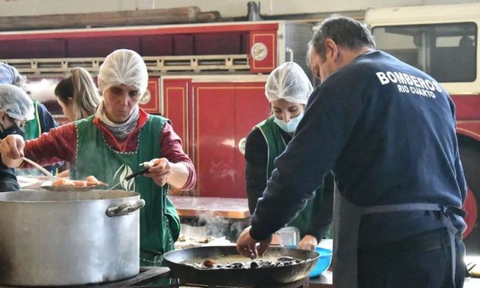 Satisfacción de Bomberos Voluntarios porque lograron vender casi la totalidad de las porciones de paella