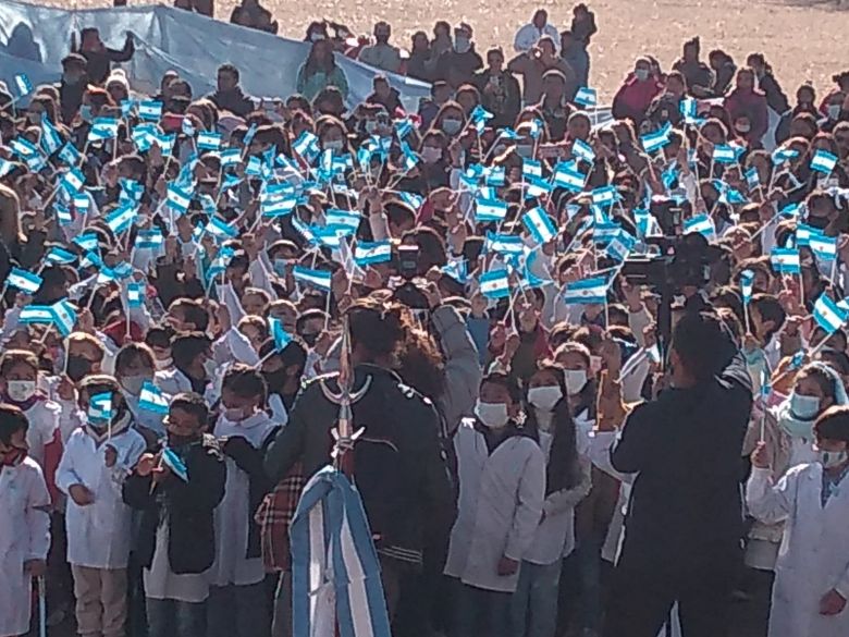 Escuelas del barrio Alberdi dieron promesa de lealtad a la bandera