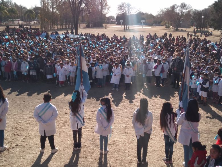 Escuelas del barrio Alberdi dieron promesa de lealtad a la bandera