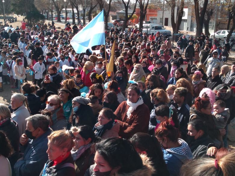 Escuelas del barrio Alberdi dieron promesa de lealtad a la bandera