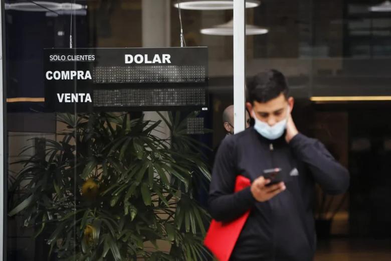 Dólar hoy: el blue abre el día $12 arriba