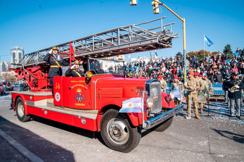 Miles de cordobeses volvieron a disfrutar del tradicional desfile patrio