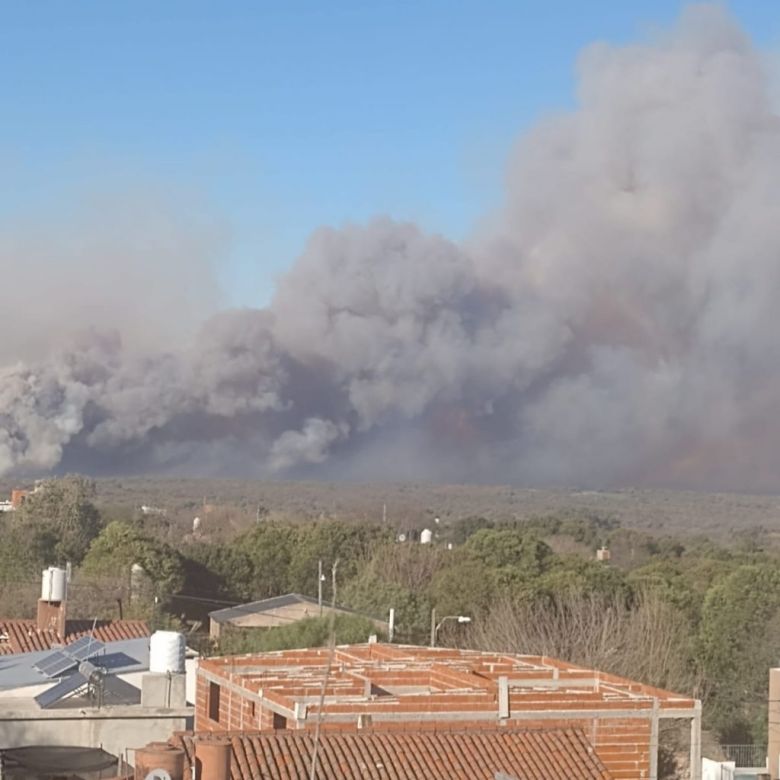 Bomberos combaten un incendio en Salsipuedes