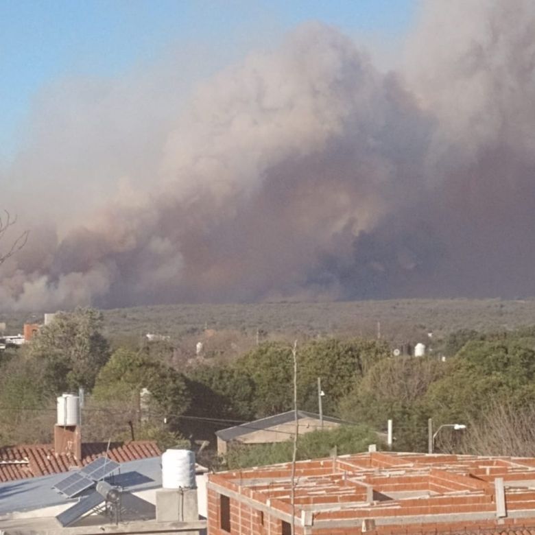 Bomberos combaten un incendio en Salsipuedes