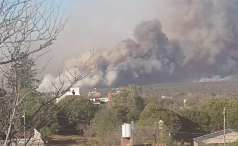 Bomberos combaten un incendio en Salsipuedes