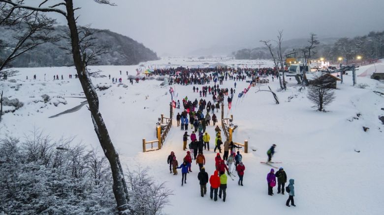 La tradicional bajada de antorchas puso emoción y color a la Fiesta del Invierno en Ushuaia