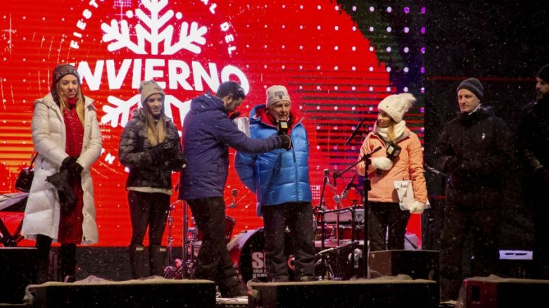 La tradicional bajada de antorchas puso emoción y color a la Fiesta del Invierno en Ushuaia