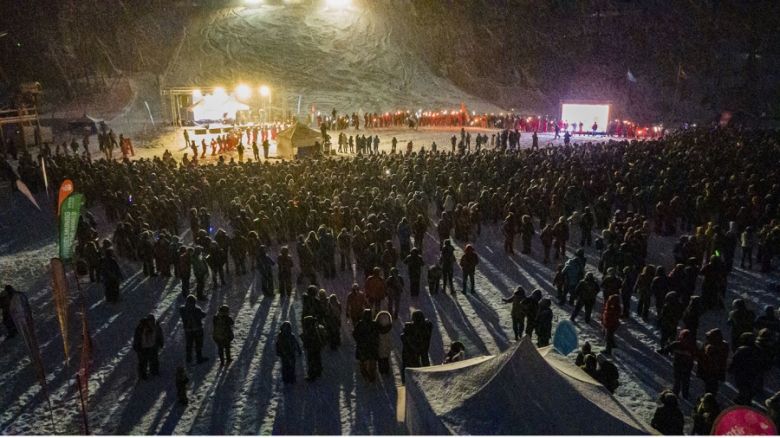 La tradicional bajada de antorchas puso emoción y color a la Fiesta del Invierno en Ushuaia