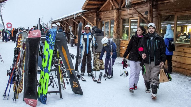 La tradicional bajada de antorchas puso emoción y color a la Fiesta del Invierno en Ushuaia