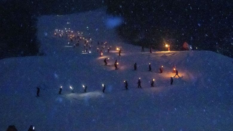 La tradicional bajada de antorchas puso emoción y color a la Fiesta del Invierno en Ushuaia