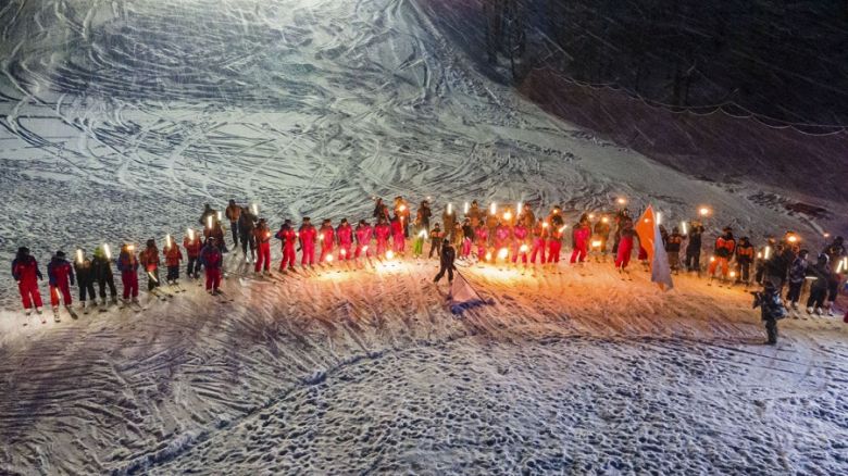 La tradicional bajada de antorchas puso emoción y color a la Fiesta del Invierno en Ushuaia