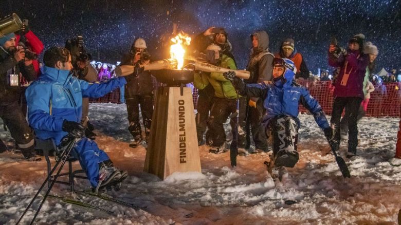 La tradicional bajada de antorchas puso emoción y color a la Fiesta del Invierno en Ushuaia