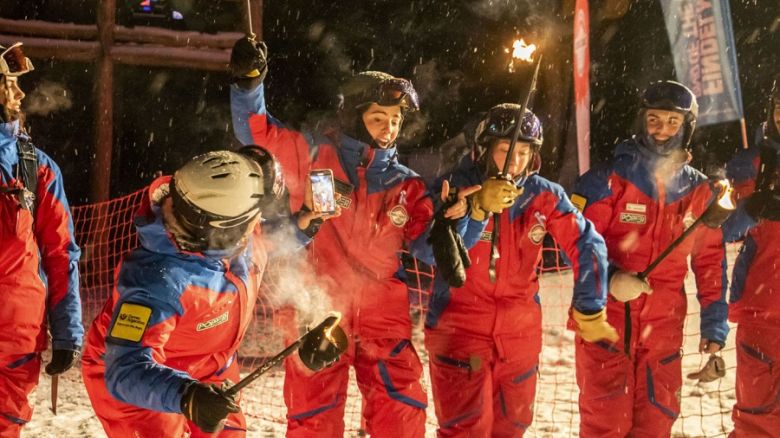 La tradicional bajada de antorchas puso emoción y color a la Fiesta del Invierno en Ushuaia