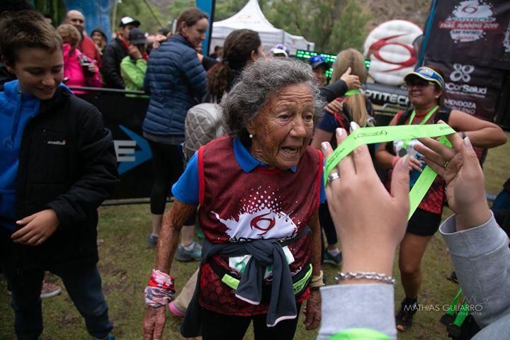 La abuela runner de 87 años, orgullo familiar, a quien la disciplina le da vida