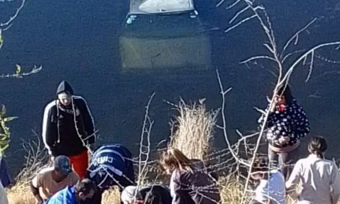 Un auto con dos jóvenes de 14 y 16 años cayó al lago Piedras Moras: fueron rescatadas por bomberos 