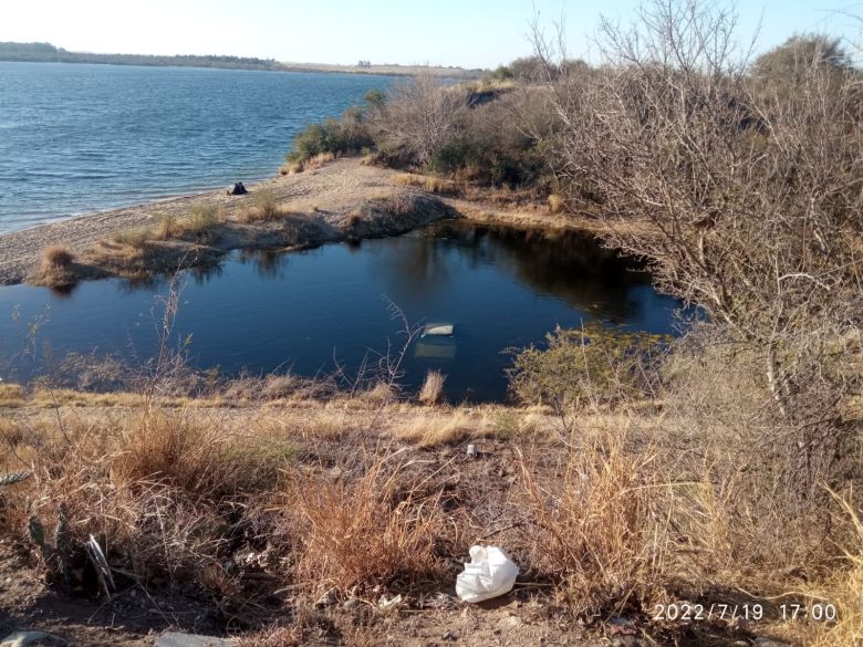 Un auto con dos jóvenes de 14 y 16 años cayó al lago Piedras Moras: fueron rescatadas por bomberos 