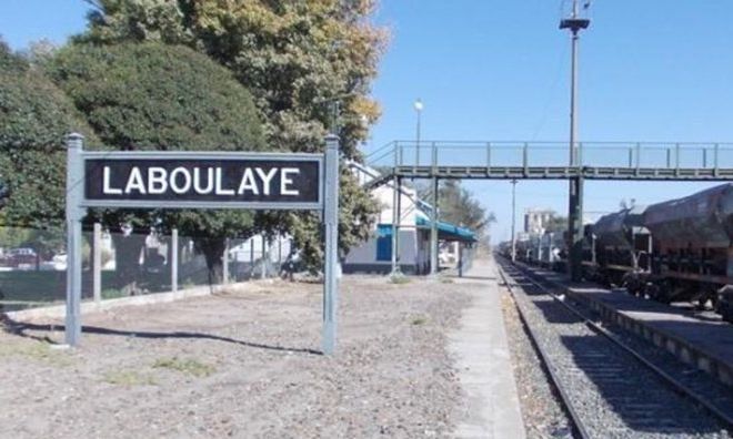 Laboulaye: higienizaban a un anciano y se le cayó un arma del bolsillo