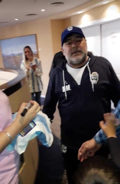 Un cordobés remata la camiseta firmada por Diego Maradona para ir al mundial de Qatar