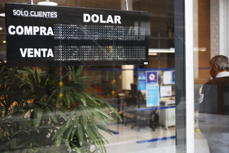 Dólar: el blue subió más de $100 en un mes y llegó a los $318