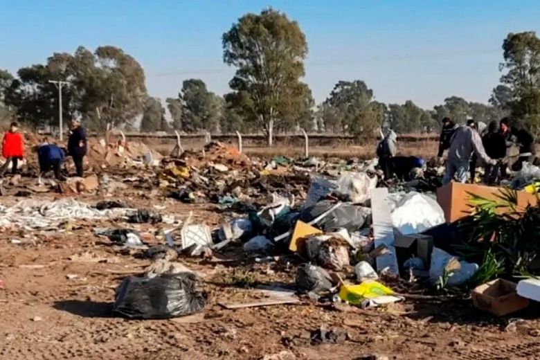 Un “tesoro” entre los residuos: encontraron más de 75 mil dólares desparramados en un basural de Santa Fe