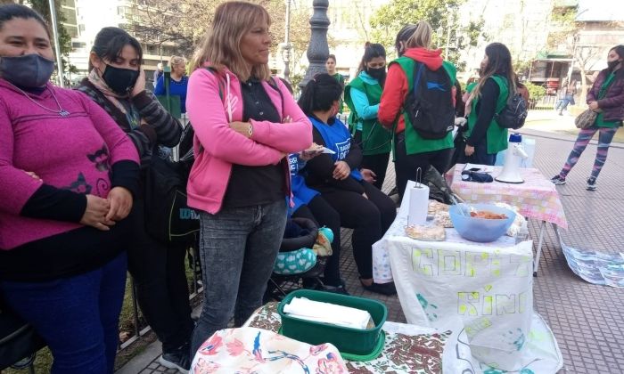 Merenderos y comedores de Barrios de Pie expusieron sus trabajos en la plaza central