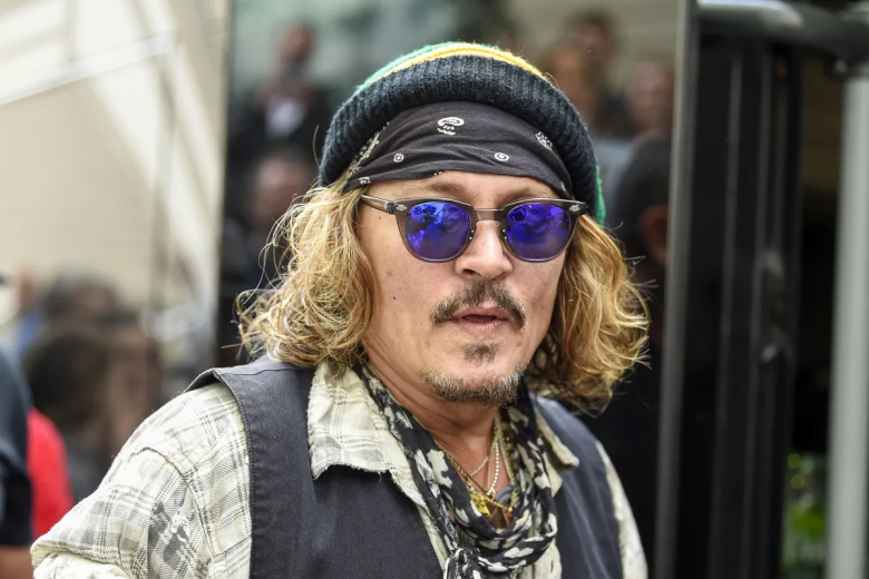 Johnny Depp presentó su primera colección de cuadros y recaudó millones de dólares