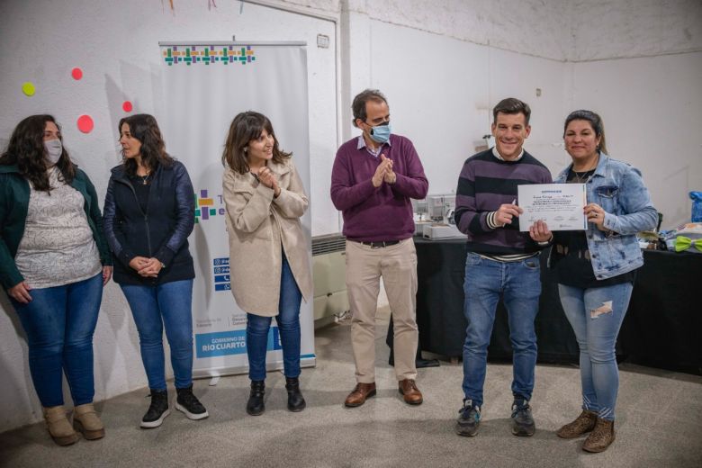 Entregaron certificados a 50 emprendedoras