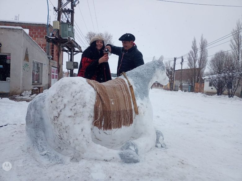 Una joven de Río Negro aprovechó la nieve e hizo obras de arte increíbles