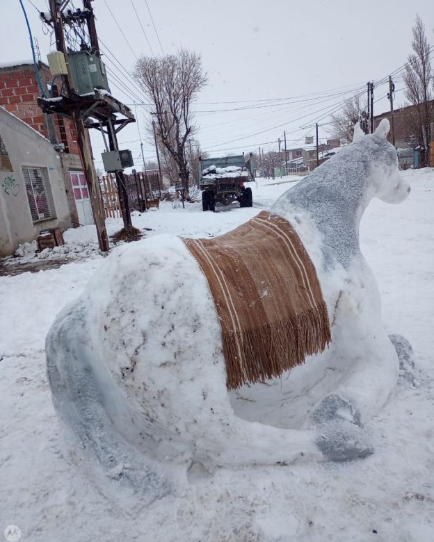 Una joven de Río Negro aprovechó la nieve e hizo obras de arte increíbles