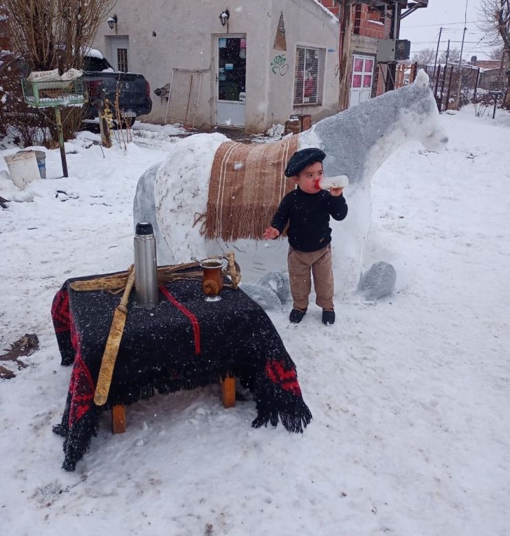 Una joven de Río Negro aprovechó la nieve e hizo obras de arte increíbles