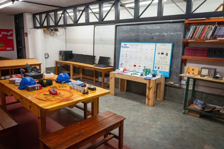 Se realizan cursos de electricidad y Huerta en la Escuela de Carpintería