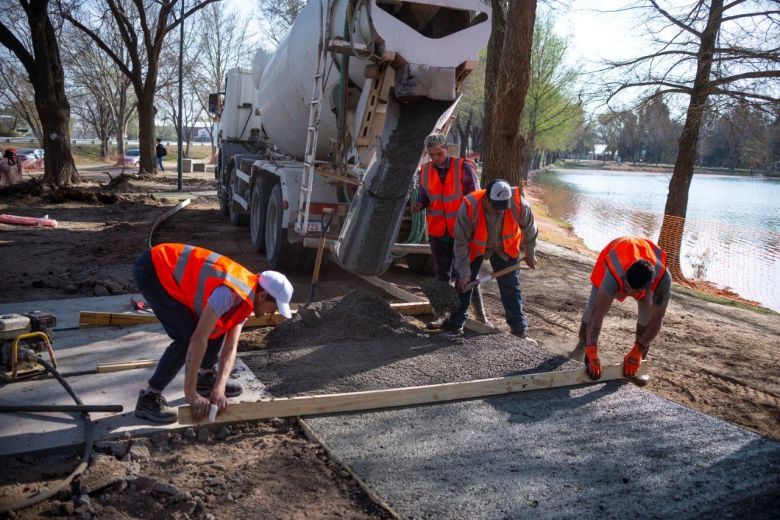 Llamosas recorrió las obras de embellecimiento del Lago Villa Dálcar