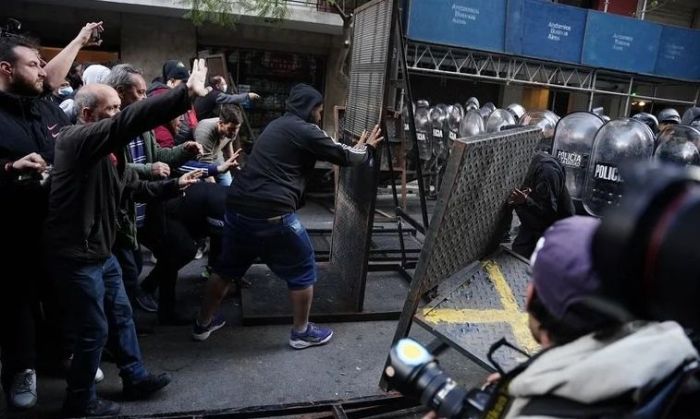 Policías heridos y manifestantes detenidos en los incidentes ocurridos en la casa de CFK