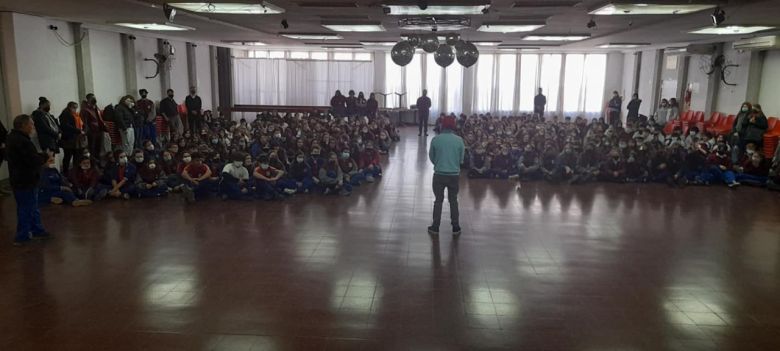 El colegio Hispano Argentino reconoció la labor solidaria de "Ramoncito"