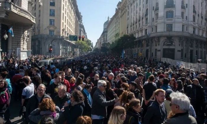 Movilización en Plaza de Mayo para repudiar el atentado que sufrió Cristina Kirchner