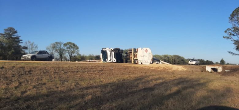 Un camión volcó en la ruta 30