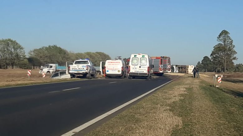 Un camión volcó en la ruta 30