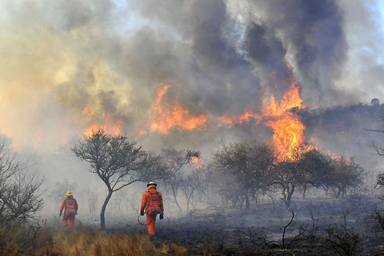 Siguen trabajando en los focos de incendio de Berrotarán